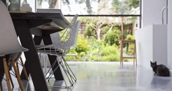 Betonvloer in de woonkamer woonbeton prijsopgaaf