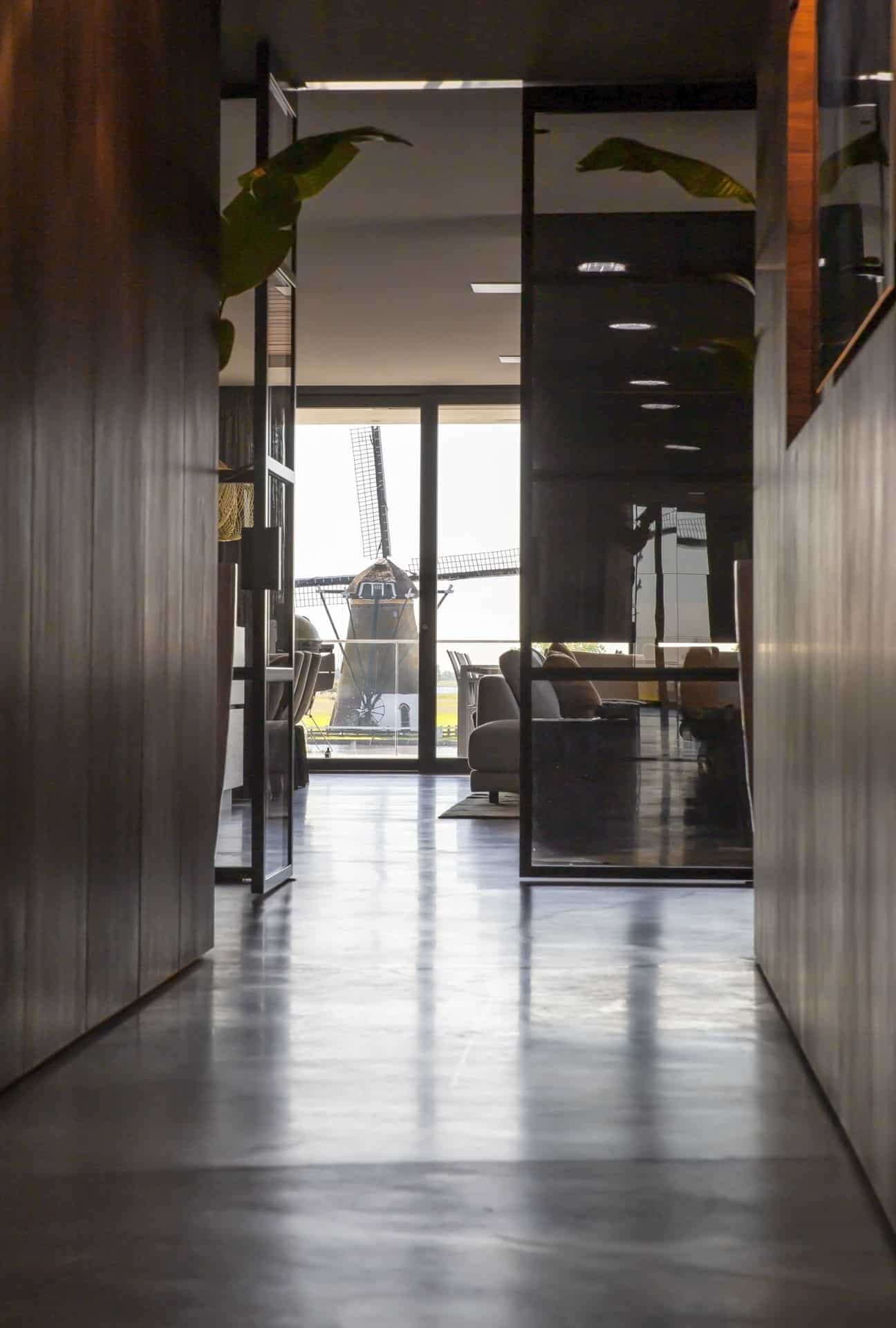 Gevlinderde woonbeton vloer in Warmond met uitkijk op een molen.