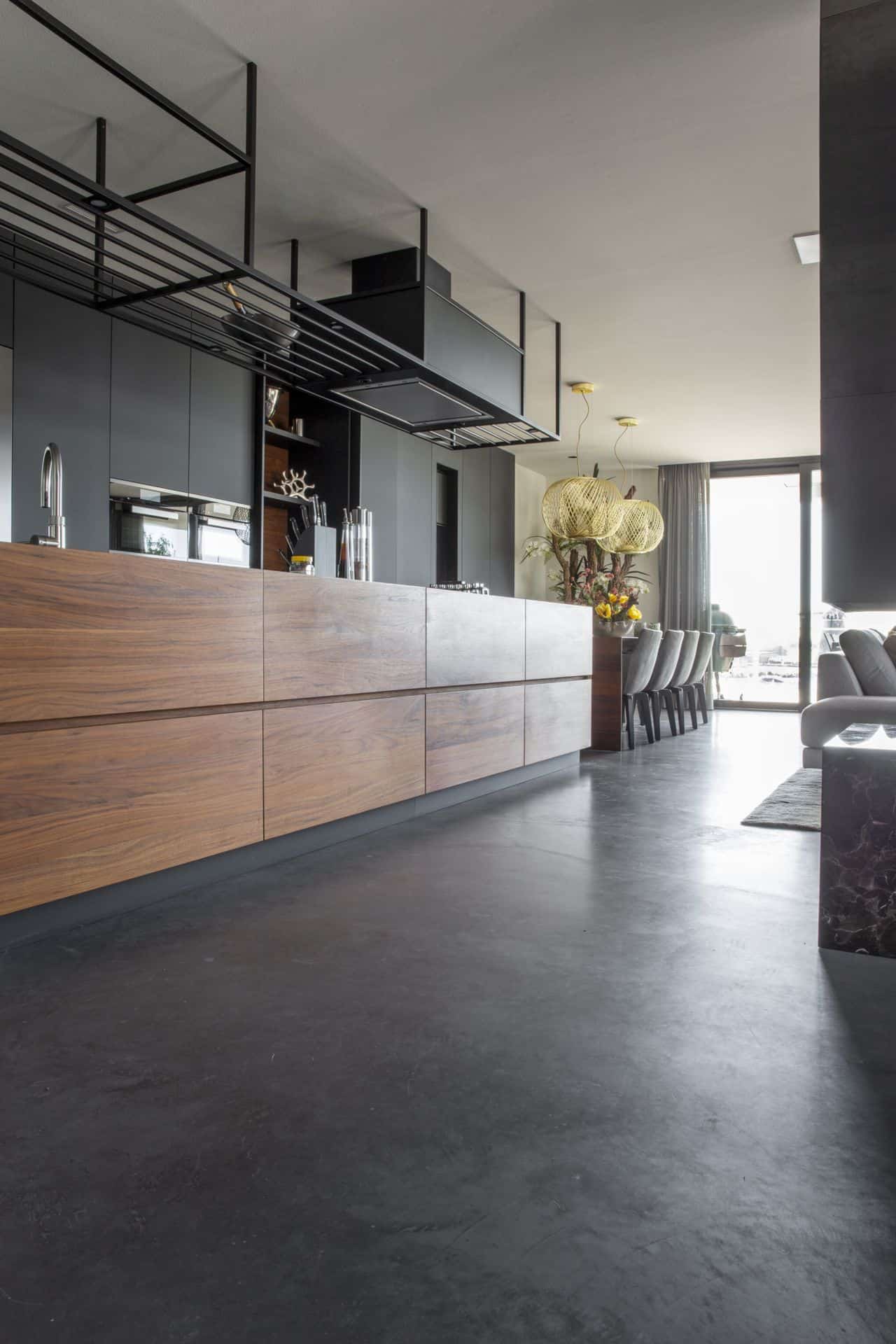 Gevlinderde woonbeton vloer van Willem Designvloeren in een appartement in Warmond.