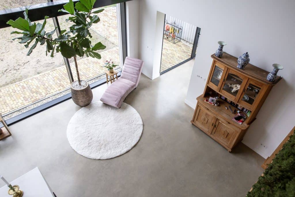 gevlinderde betonvloer in de woonkamer van een verbouwde boerderij