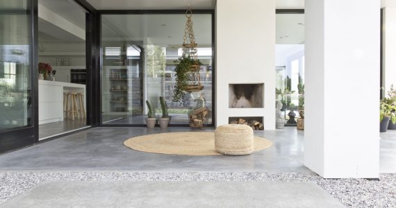 Vloer van beton, gevlinderde vloer van beton, beton buiten onder afdak, beton terras