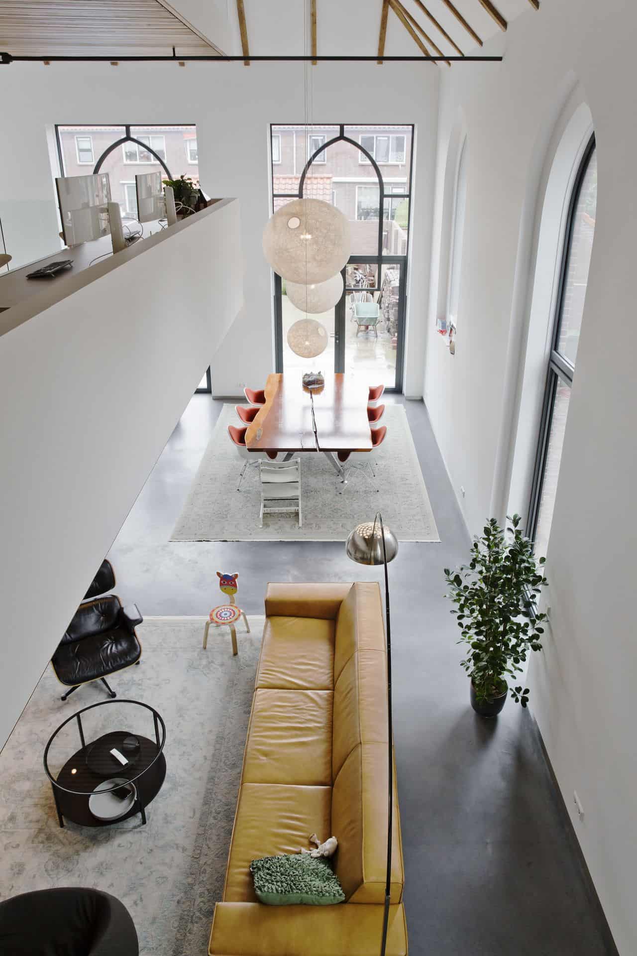 Woonkerk met woonbeton, woonbeton in woonkerk, woning gemaakt in kerk, kerk met gevlinderde woonbeton vloer, kerkhuis vloer