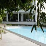 zwembad met betonvloer