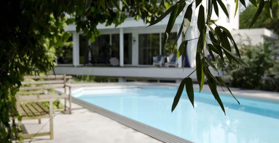 zwembad met betonvloer