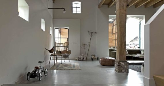 Gevlinderde betonvloer in een boerderij in Driebergen. De vloer is gecombineerd met houten balken en accessoires op de vloer.