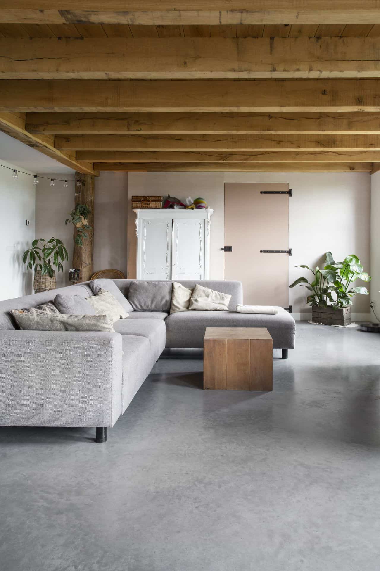 Woonkamer met een grijze bank in Schagen