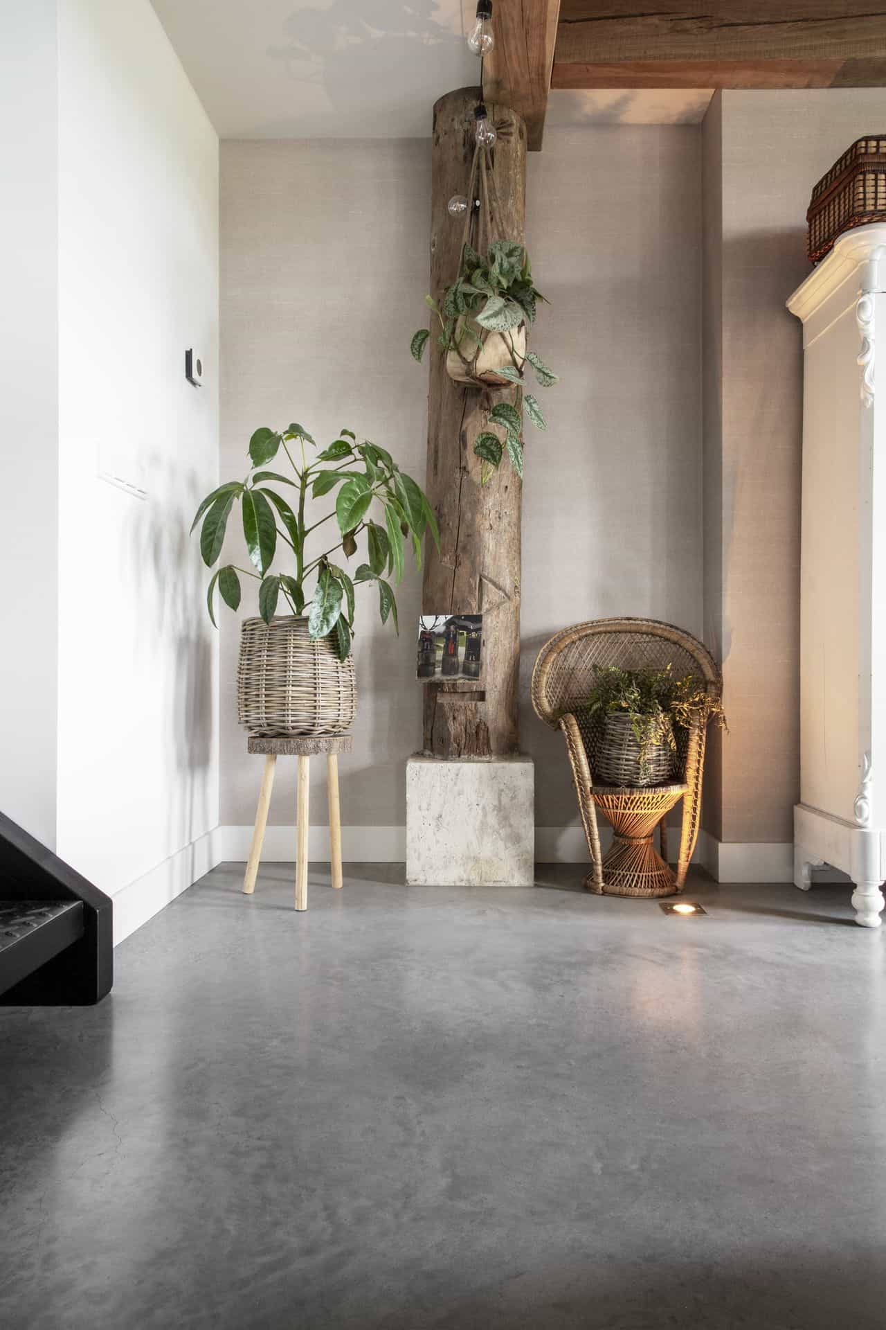 Boerderijwoning in Schagen met een gevlinderde betonvloer