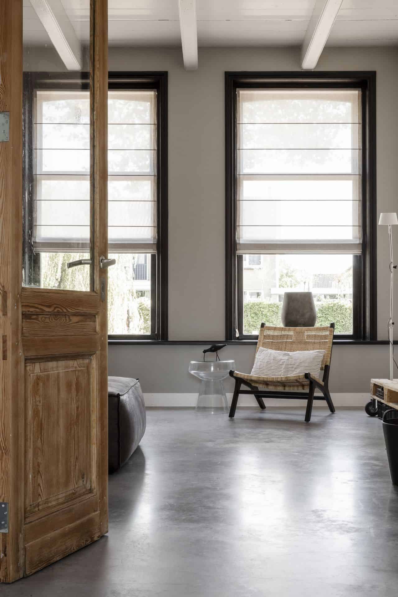 Woning in Kollum met een gevlinderde betonvloer van Willem Designvloeren in de woonkamer.