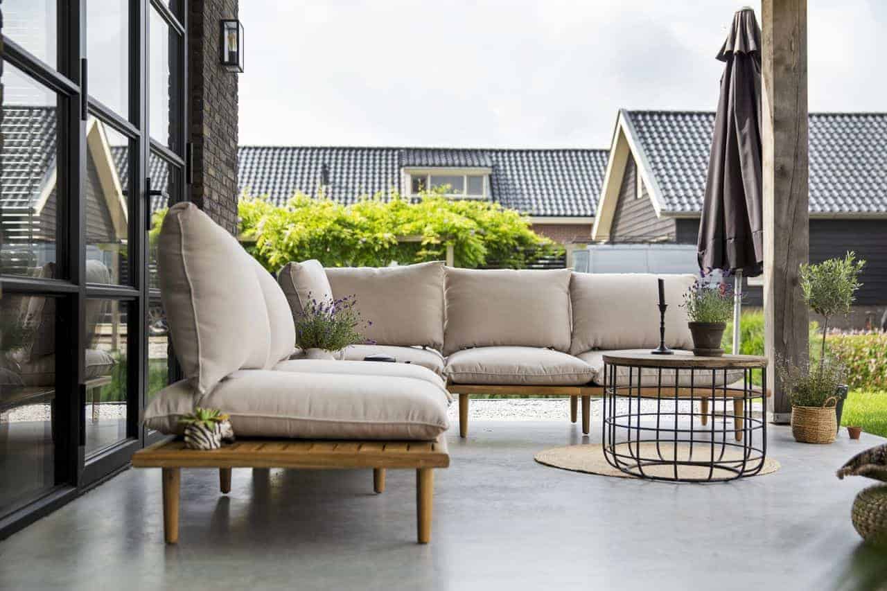 terras van beton met loungeset