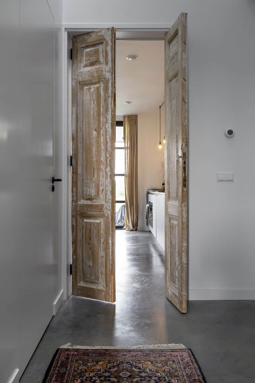 Gevlinderde betonvloer in Veenendaal gecombineerd met houten deurtjes.