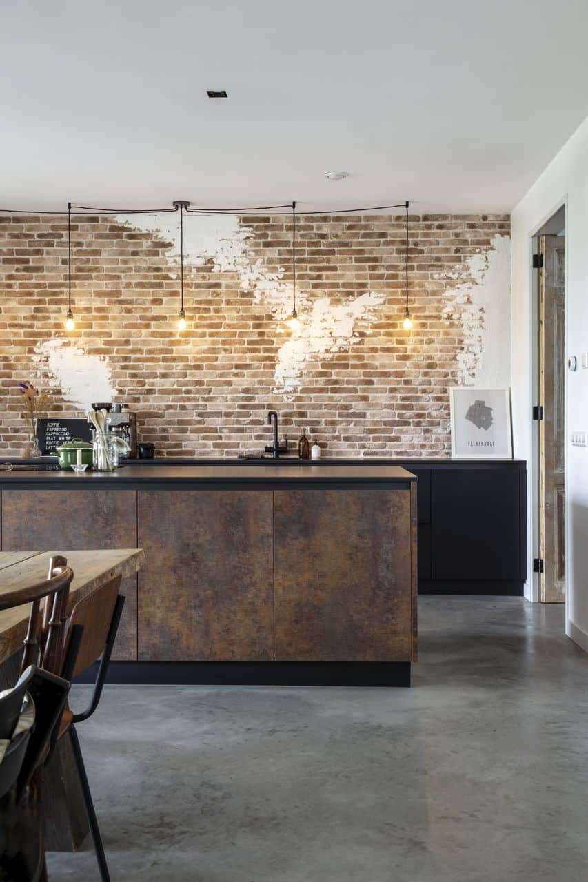 Industriële keuken op een gevlinderde betonvloer van Willem Designvloeren in een woning in Veenendaal.