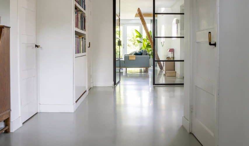 Betonvloer, gietvloer betonlook, beton gietvloer, gietvloer in huis